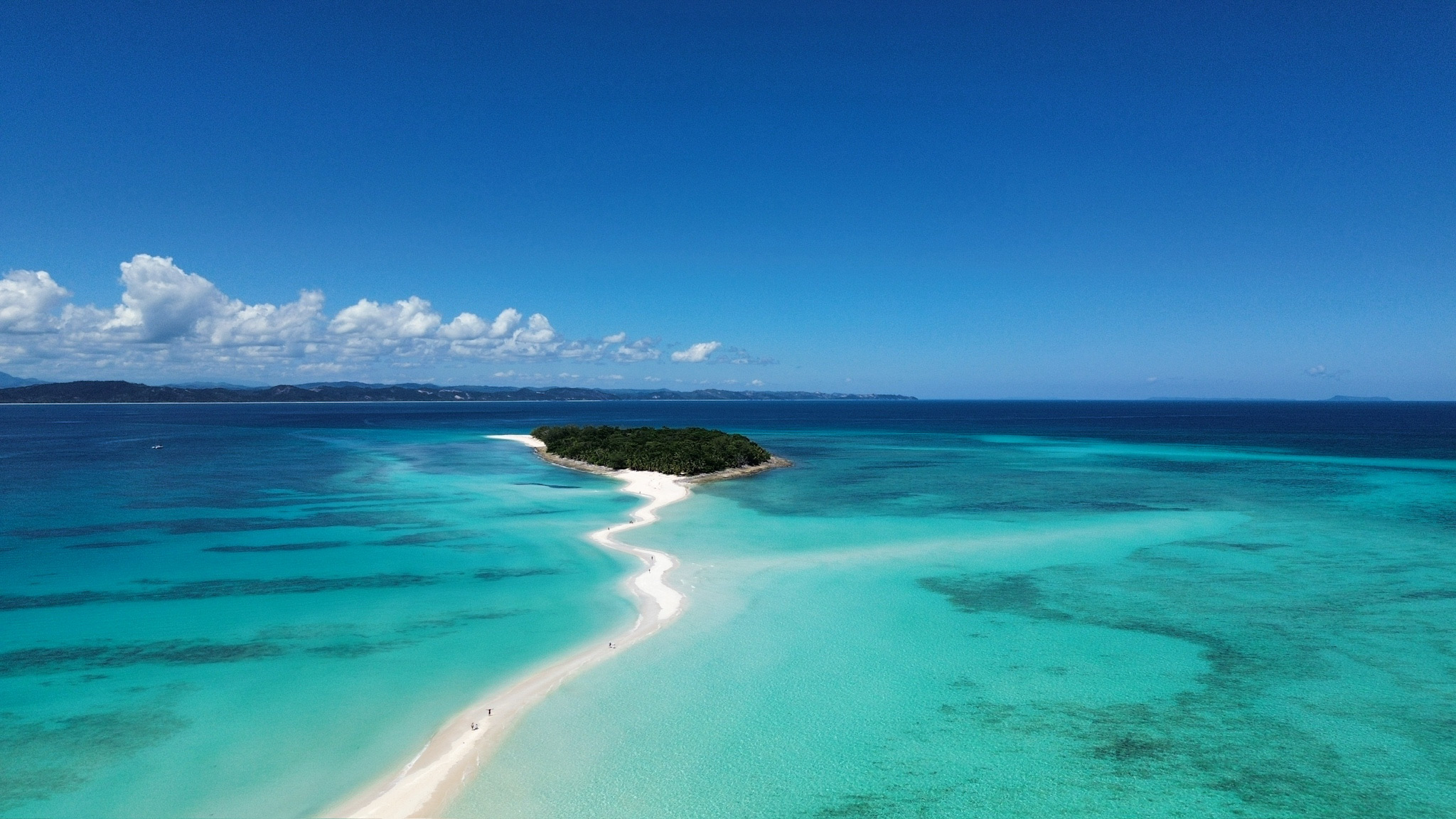 Vue aérienne de Nosy Iranja, île paradisiaque de Madagascar avec sable blanc et eaux turquoise Plage de Nosy Iranja avec sable fin et mer turquoise Nosy Iranja, île tropicale reliée par un banc de sable